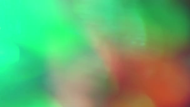 Brillants faisceaux lumineux multicolores se déplaçant aléatoirement dans l’obscurité. Projections abstraites, superposition vidéo. — Video