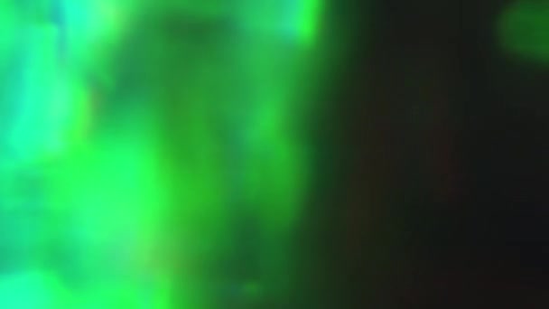 Feixes de luz psicodélicos desfocados multi-coloridos brilham aleatoriamente no espaço . — Vídeo de Stock
