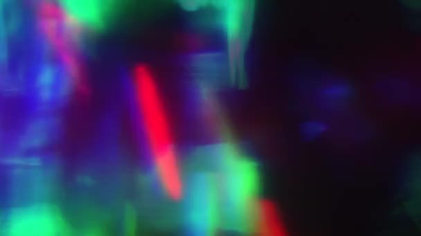 Kleurrijke iriserende lichtelementen vliegen chaotisch in de ruimte. Natuurlijke gemaakte overgang. — Stockvideo