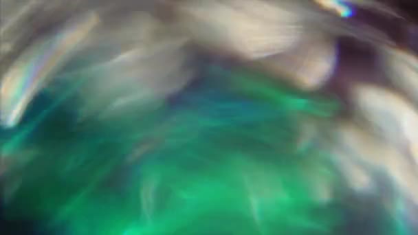 Formas de luz abstractas desenfocadas volando caóticas en el espacio. Tonalidad verde . — Vídeo de stock