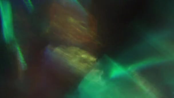 Colorate forme di luce iridescente che brillano caotico in camera oscura. Transizioni cinematografiche 4k . — Video Stock