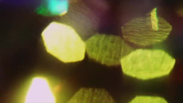 Brillante luce multicolore forma luccica al buio. Transizioni cinematografiche, bellissimo bokeh . — Video Stock