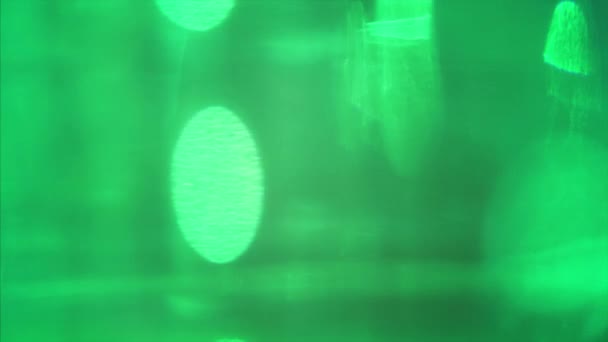 Les formes lumineuses abstraites vertes brillent aléatoirement dans l’espace. 3840x2160 4k. — Video