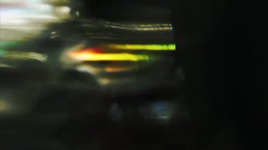 Fütüristik folyo yansımaları, kaotik bozulmalar, kötü tv etkisi. Yaratıcı projeler için geçiş.