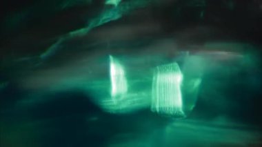 Yeşil renkli ışık elemanları, ışık sızıntıları, bokeh etkisi. 