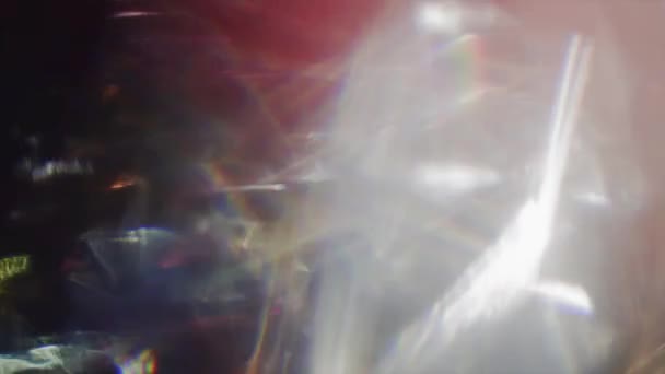 Mezcla futurista de colores holográficos del arco iris que pasan a través de un vidrio . — Vídeo de stock