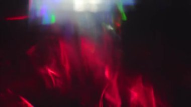 Bir kristalden geçen yanardöner tonun psychedelic bileşimi. Şık ışık sızıntıları.