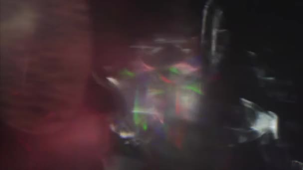Abstracte combinatie van holografische tinten die door een prisma passeren. — Stockvideo