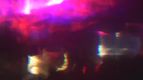 Kombinasi cyberpunk dari warna holografik yang melewati sebuah kaca . — Stok Video