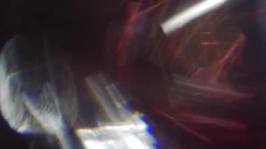 Karanlık odada holografik renklerin organik karışımı. Şık bokeh.