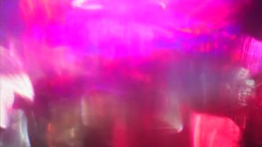 Bir camdan geçen renk tonlarının soyut kombinasyonu. 