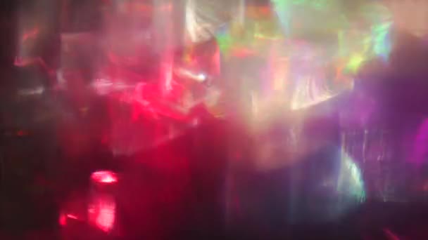 Organische combinatie van holografische kleuren in de donkere kamer. — Stockvideo