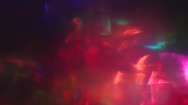 Abstrakte Komposition holographischer Farbtöne, die durch ein Prisma gehen. — Stockvideo