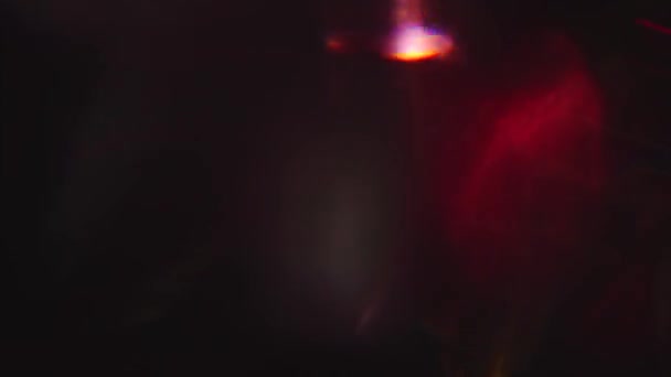 Mistura futurista de cores holográficas passando por um copo. Bokeh chique . — Vídeo de Stock