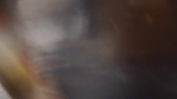 Psychedelic yanardöner yaratıcı arka plan, parlayan ışık, holografik folyo. — Stok video