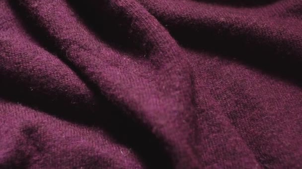 Plan détaillé de tissu acrylique couleur bordeaux dans une boutique de textiles . — Video