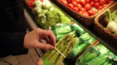Kadın marketten taze organik kuşkonmaz seçiyor.. 
