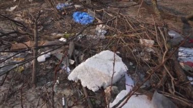 Çevre kirliliği, şehirde bir çöp yığını. Yavaş çekim.