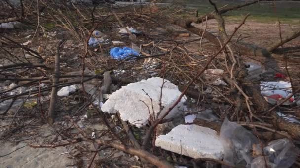 Contaminación ambiental por residuos domésticos. Una pila de basura en el patio de la ciudad . — Vídeos de Stock