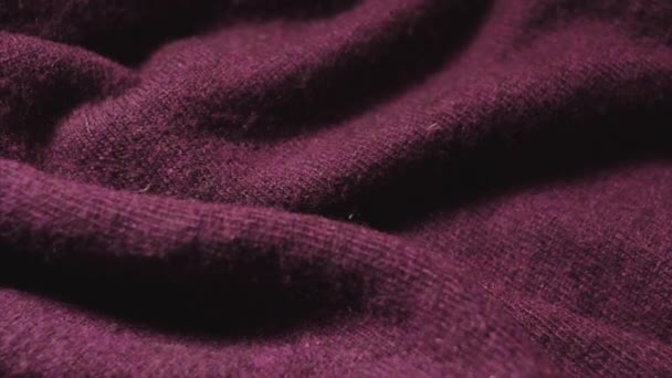 Bir tekstil mağazasında bordo renkli polimer sentetik kumaş Yavaş tava. — Stok video