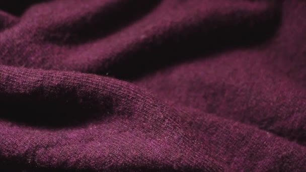 Bir tekstil mağazasında bordo renkli sentetik kumaş dokusu. — Stok video