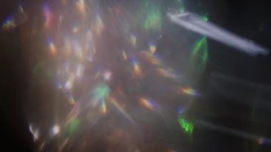 Bir bardaktan geçen farklı renklerin fütüristik karışımı. 