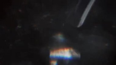 Karanlık odada holografik renklerin organik karışımı. 