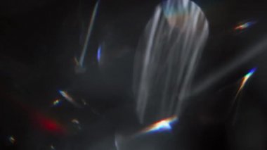 Bir prizmadan geçen farklı tonun soyut kompozisyonu.