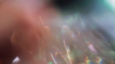 Bir prizmadan geçen yanardöner tonun soyut bileşimi. 