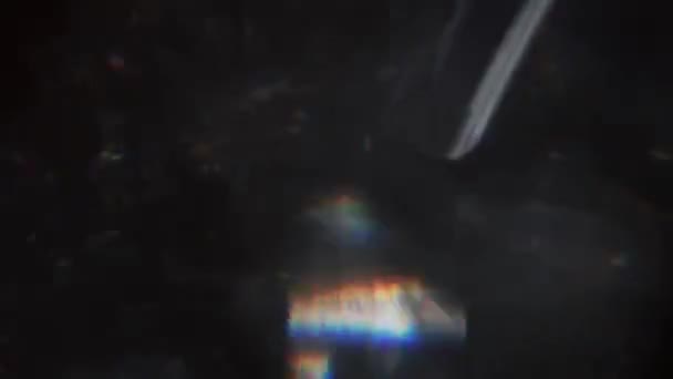 Organisch mengsel van holografische kleuren in de donkere kamer. — Stockvideo