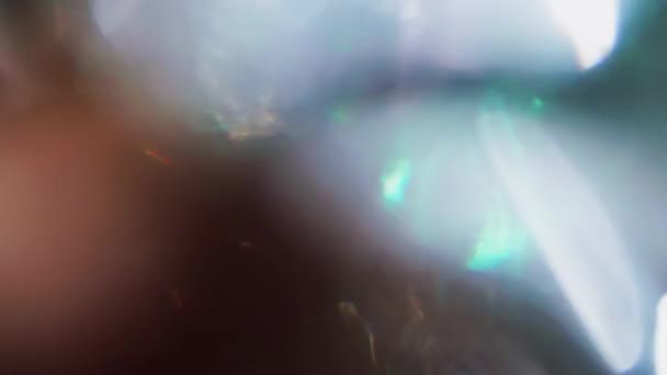 Composición futurista de colores iridiscentes que pasan a través de un vidrio . — Vídeo de stock