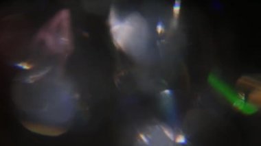 Trendy canlı bokeh darbeleri ve koyu arka plan üzerinde titreşen. 