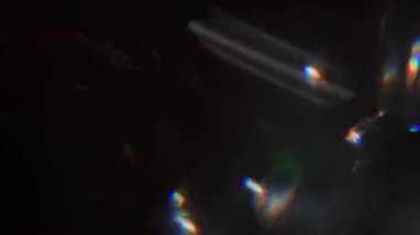 Gerçeküstü ışık sızıntıları karanlık arka planda hareket eder. 