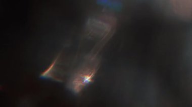 Karanlık arka planda titreşen gerçeküstü ışık demetleri. 