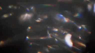 Karanlık arka planda titreşen gerçeküstü renkli bokeh.
