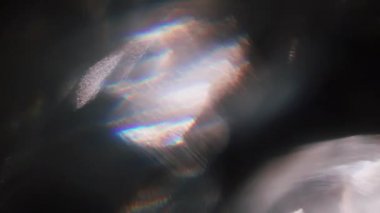 Fantastik canlı bokeh darbelerve karanlık arka plan üzerinde parlıyor. 