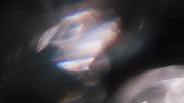 Fantastische lebendige Bokeh-Pulse und leuchtet auf dunklem Hintergrund. — Stockvideo