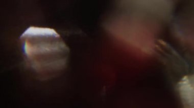 Fantastik ışık demetleri, ışık sızıntıları darbeler ve karanlıkta parlar. 