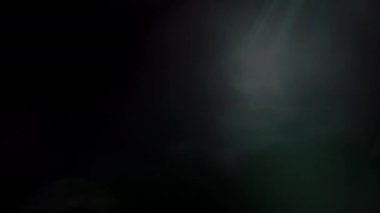 Fantastik rüya gibi ışık darbeleri sızdırıyor ve karanlıkta parlıyor.