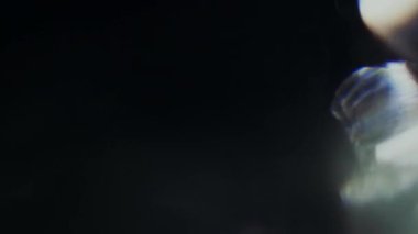 Gerçeküstü ışık parçacıkları koyu arka planda parlar ve darbeler. 