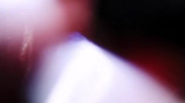 Mistik çok renkli canlı bokeh koyu arka plan üzerinde parlar ve darbeler. 