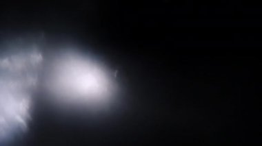 Gerçeküstü ışık demetleri, soyut bokeh parıltıları ve darbeleri. 