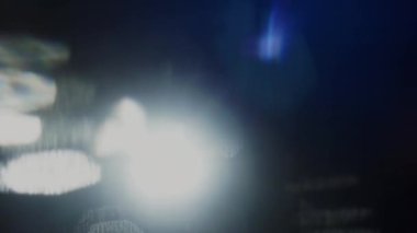 Trendy canlı mavi bokeh karanlıkta titreşen. 