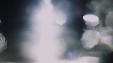 Soyut modern renkli bokeh karanlıkta parlar ve darbeler. 