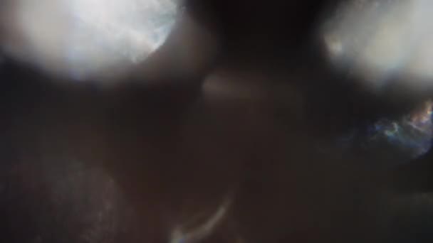 Des fuites de lumière surréalistes brillent et des impulsions sur fond noir . 