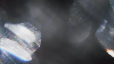 Karanlıkta parlayan psychedelic yanardöner holografik ışık parçacıkları.