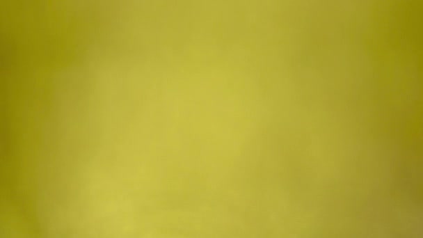 Vinobraná záře, abstraktní žluté pozadí. — Stock video