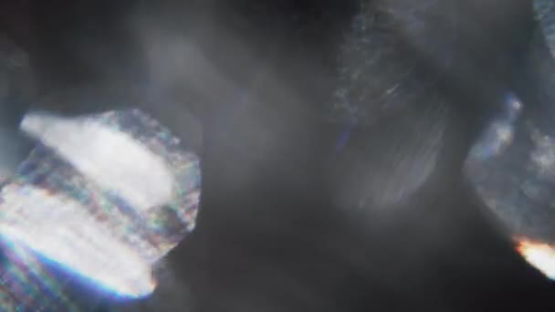 Psychedelické duhově lesklé holografické světelné částice zářící ve tmě. — Stock video