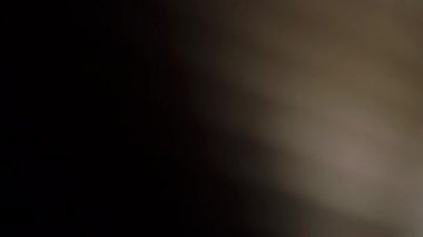 Karanlık arka planda titreşen gerçeküstü ışık parçacıkları. 