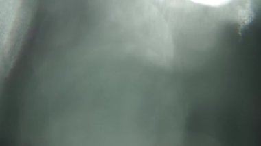 Karanlıkta hareket eden ışık darbeleri ve parıltıları defocused. 